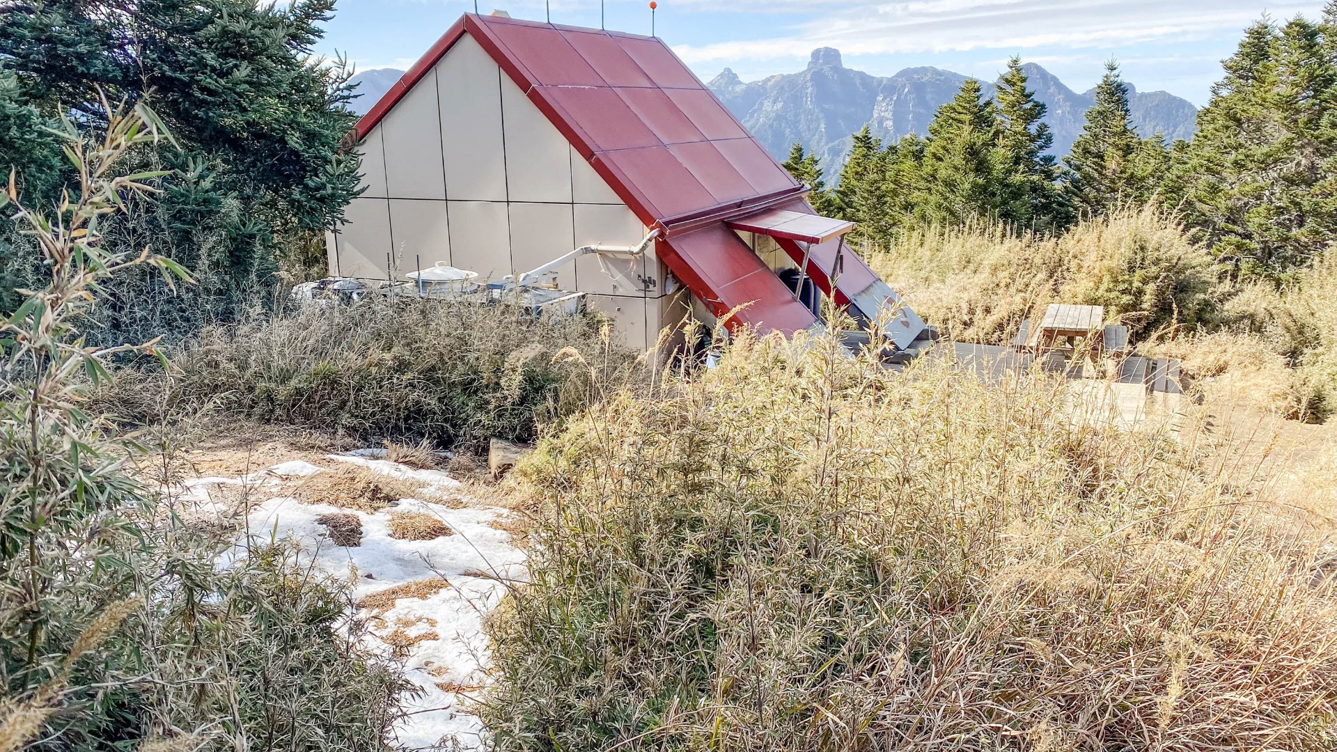 桃山山屋旁的殘雪