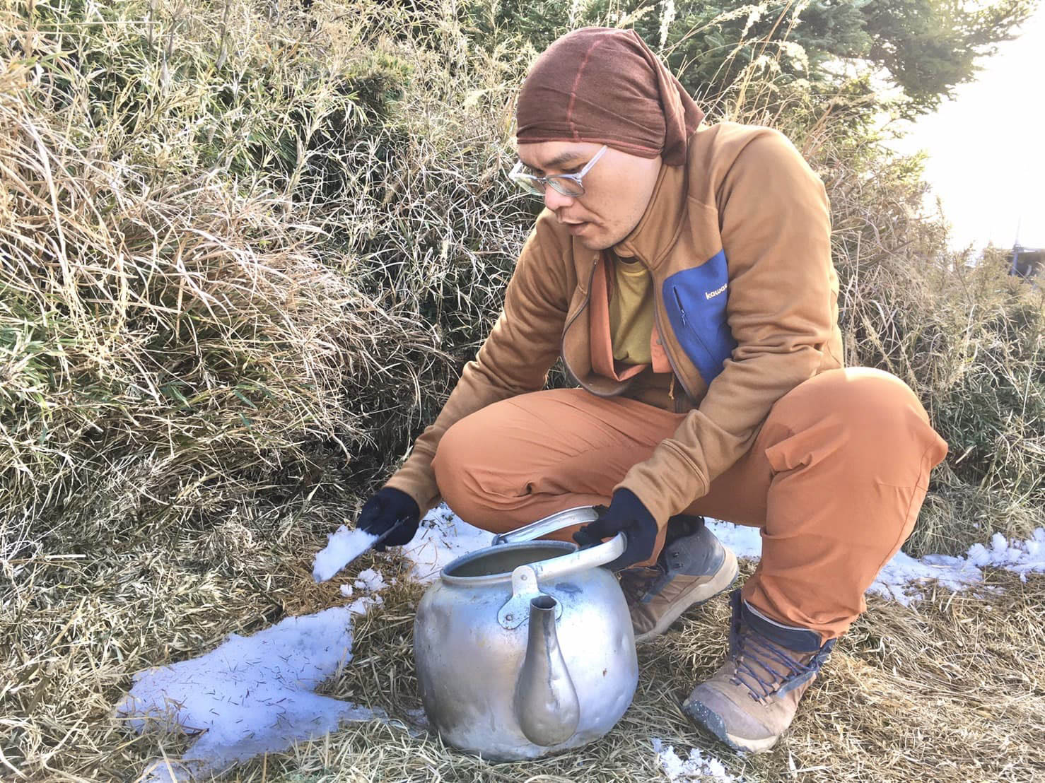 採雪中的江