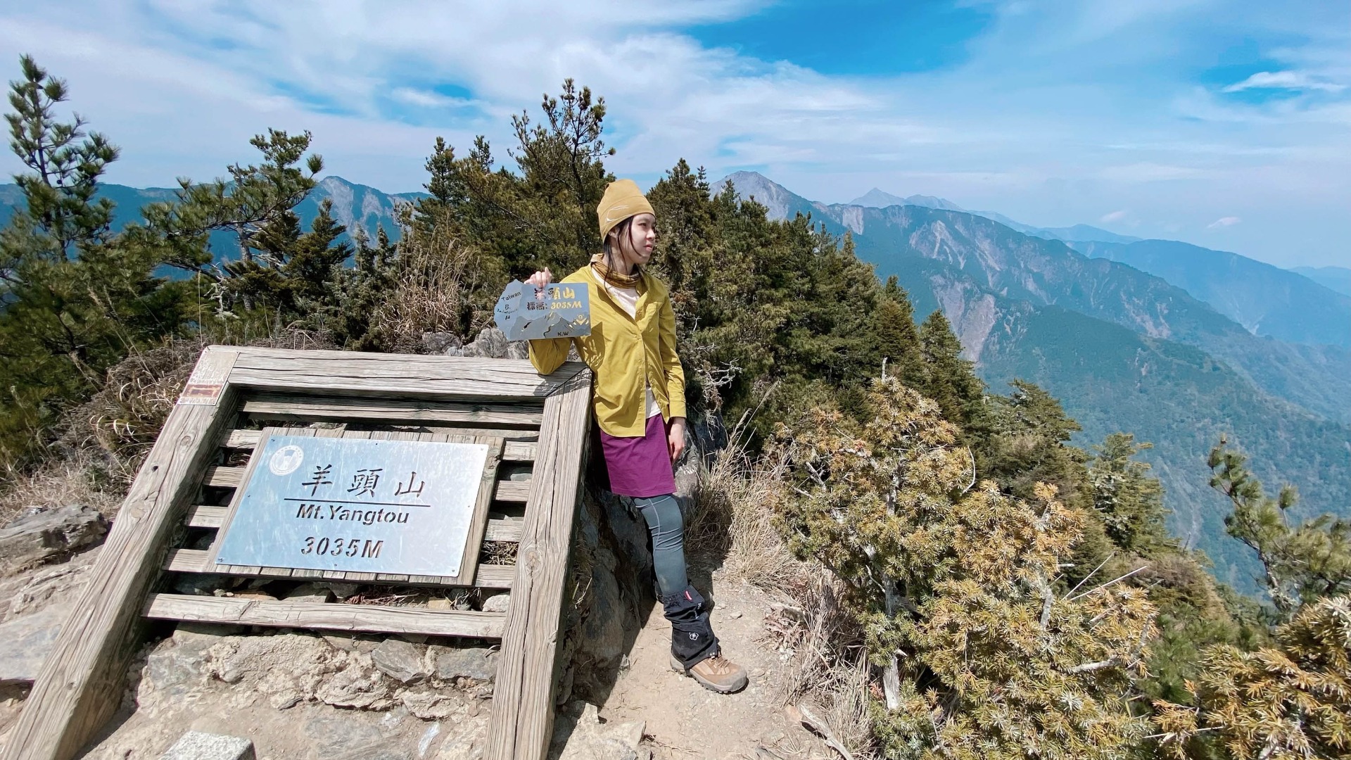 翻過一次鋸齒連峰，終於來到羊頭山拍登頂照時，兩人的表情都很崩潰。