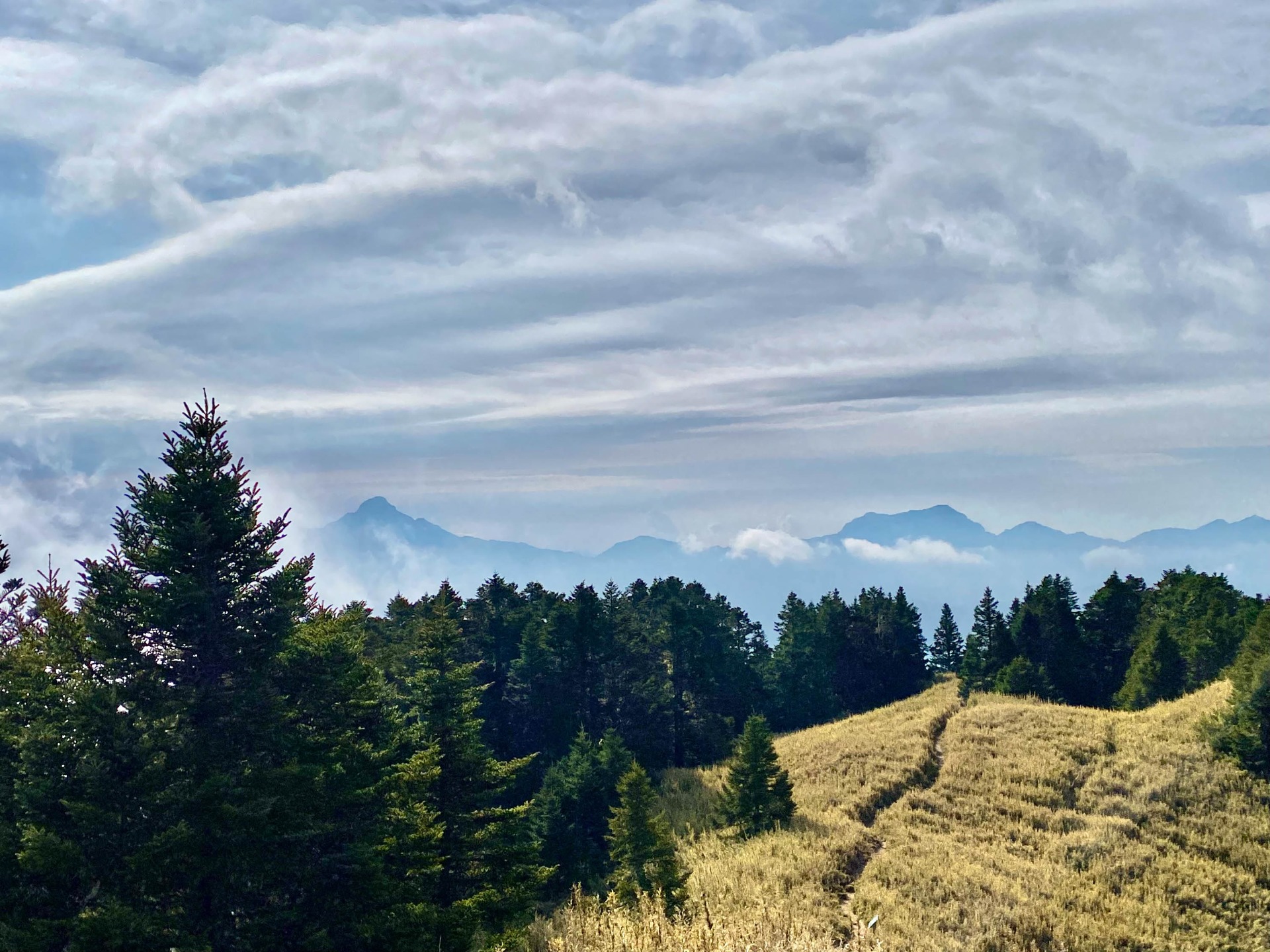 鋒面即將來襲，天空波瀾壯闊，在志佳陽大山上拍到了台灣少見的「糙面雲」。遠方為南湖大山和中央尖山。