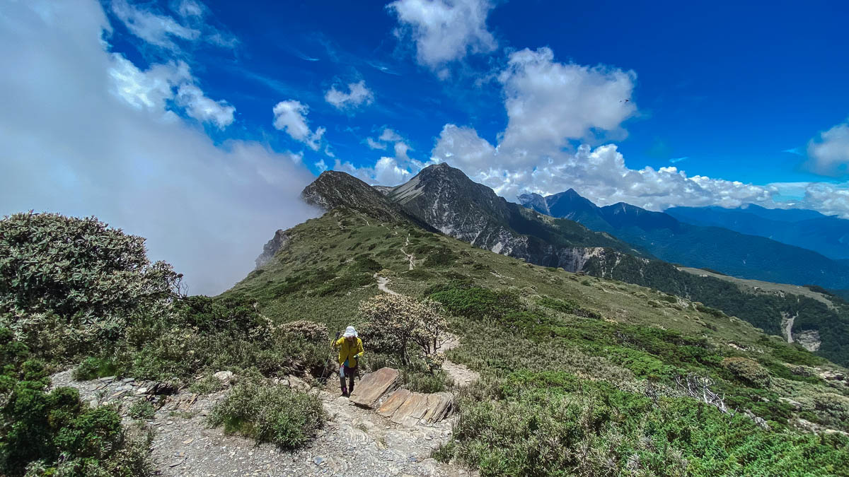 毫無遮蔽的路段,一步步在炙烤的陽光下爬上南湖北山。