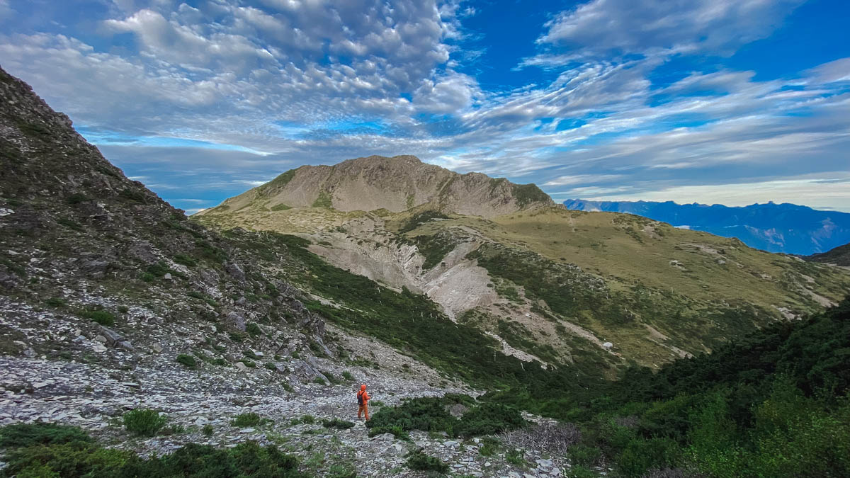 天亮下東峰時才看清來時路。對面為南湖大山主峰。