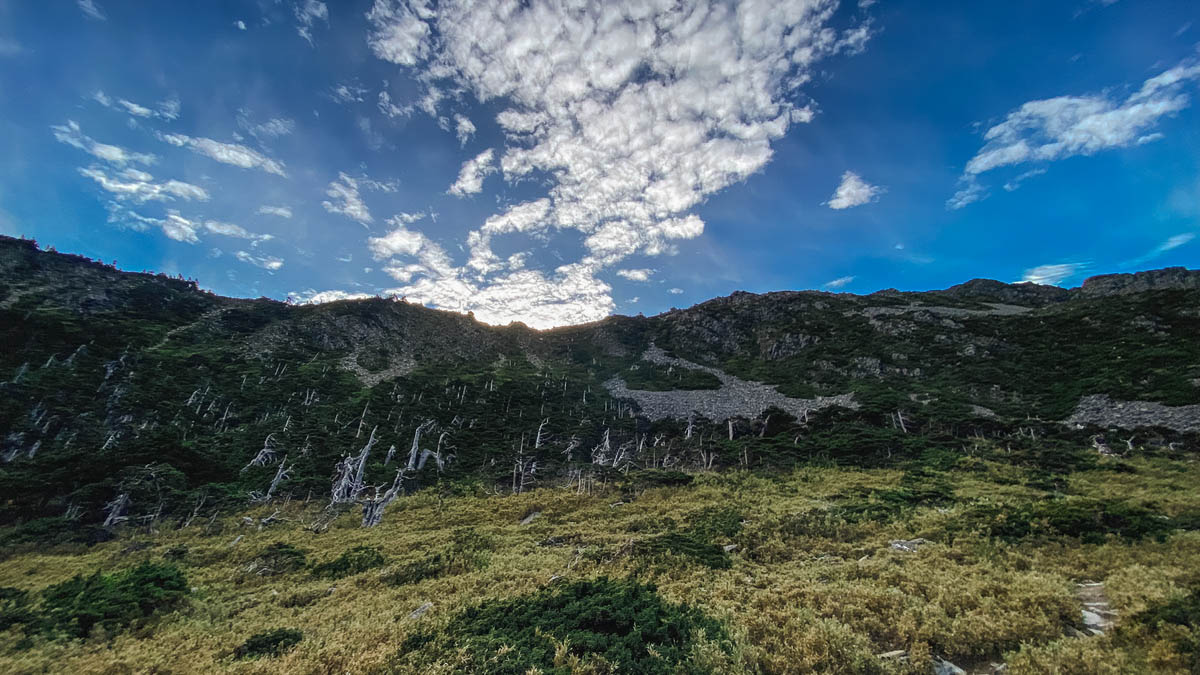 雲層偏厚,我們其實直至下東峰後才看見隱隱日出,也是另一種美。