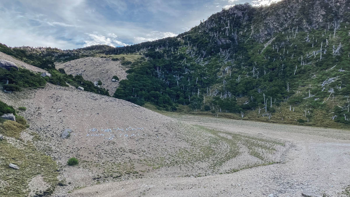 驚喜發現圈谷一隅,默默排著「南湖大山」的字。