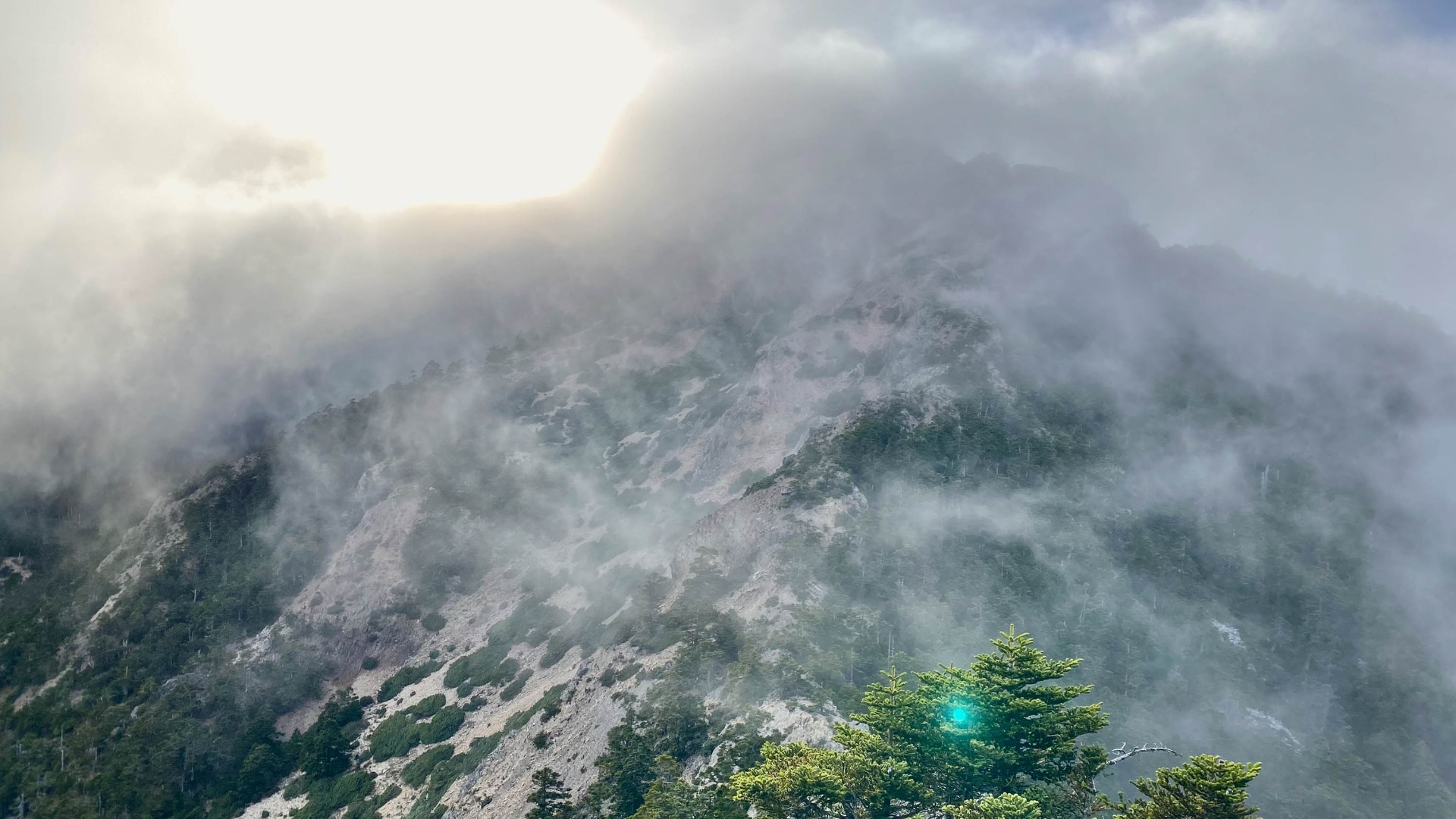 日落中逆光的玉山南峰